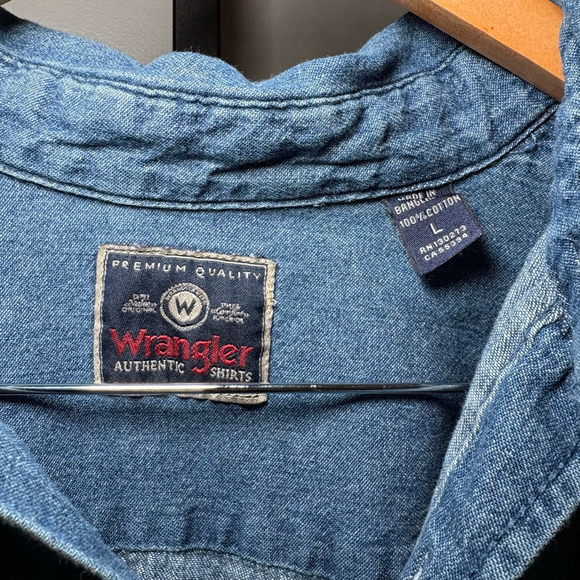 Men's Wrangler Blue Denim Casual Button Down Shirt L - Picture 2 of 4